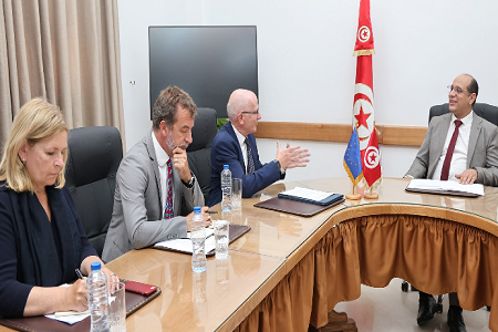 Les projets de coopération dans les domaines de la promotion sociale et de la migration au centre d'un entretien entre le ministre des affaires sociales et l'ambassadeur de l'UE à Tunis