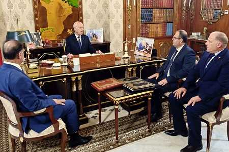 Le président de la République discute la lutte contre la migration irrégulière avec le ministre de l’Intérieur le ministre des Affaires étrangères, de la Migration et des Tunisiens à l’étranger